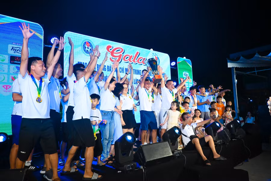 Đội bóng Rclub Nghệ An giành chức vô địch tại Giải bóng đá báo chí miền Trung lần thứ 10.