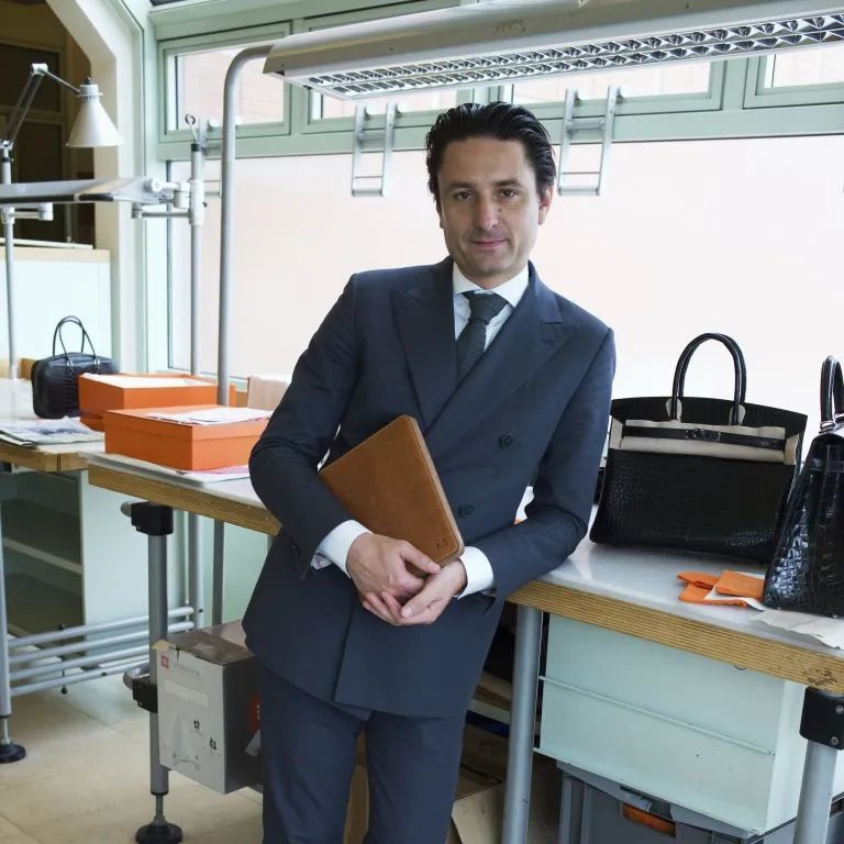 Axel Dumas - người dẫn dắt tập đoàn Hermès. Ảnh: ELLE. Axel Dumas - người dẫn dắt tập đoàn Hermès. Ảnh: ELLE.