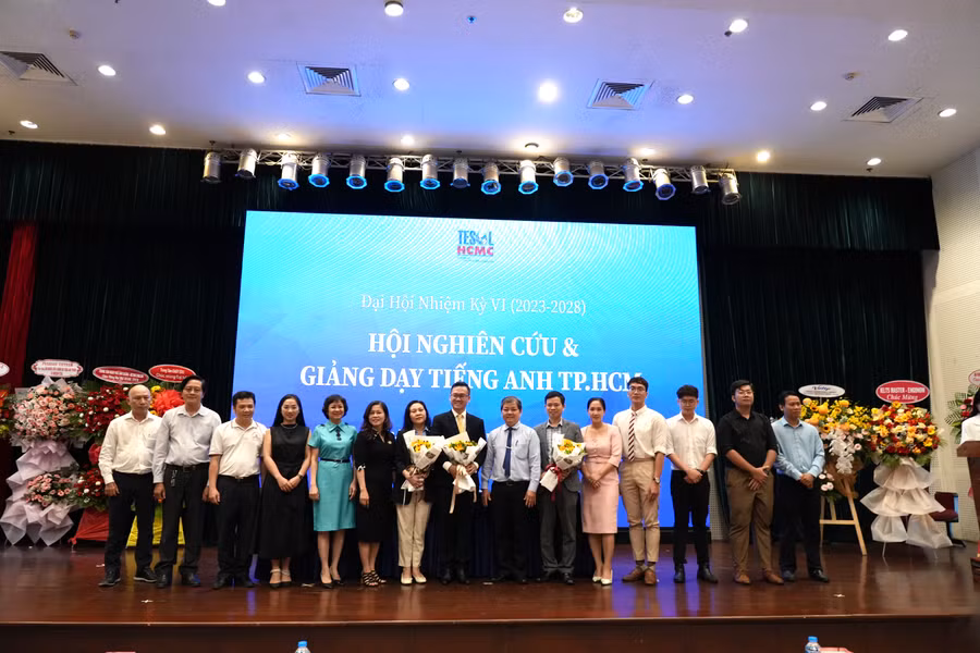 TS. Đỗ Hữu Nguyên Lộc (cầm hoa ở giữa) nhận hoa chúc mừng tái đắc cử Chủ tịch Hội Nghiên cứu và Giảng dạy tiếng Anh Thành phố Hồ Chí Minh nhiệm kỳ 2023--2028.