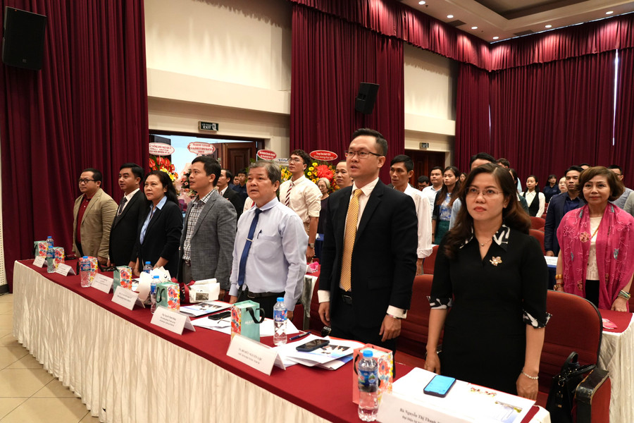 Lễ chào cờ tại Đại hội lần thứ VI của Hội Nghiên cứu và Giảng dạy tiếng Anh Thành phố Hồ Chí Minh hôm 30-9. Lễ chào cờ tại Đại hội lần thứ VI của Hội Nghiên cứu và Giảng dạy tiếng Anh Thành phố Hồ Chí Minh hôm 30-9.