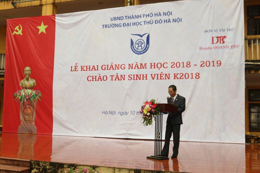 PGS.TS Bùi Văn Quân - Hiệu trưởng trường ĐH Thủ đô Hà Nội đọc diễn văn khai giảng năm học mới PGS.TS Bùi Văn Quân - Hiệu trưởng trường ĐH Thủ đô Hà Nội đọc diễn văn khai giảng năm học mới