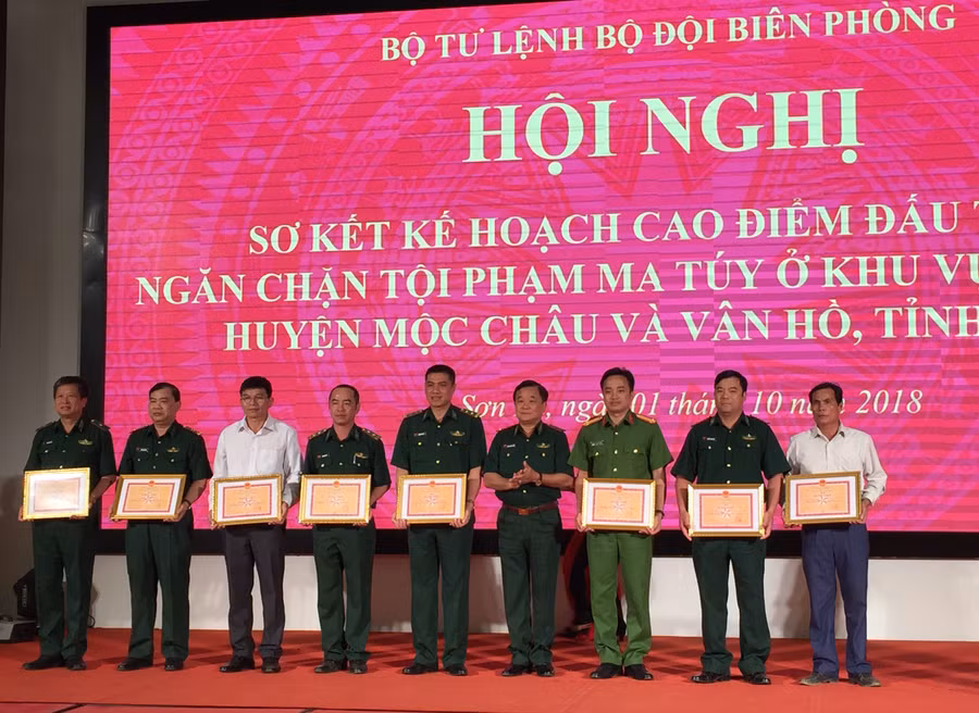 Trao bằng khen cho các tập thể có thành tích thực hiện kế hoạch đợt cao điểm