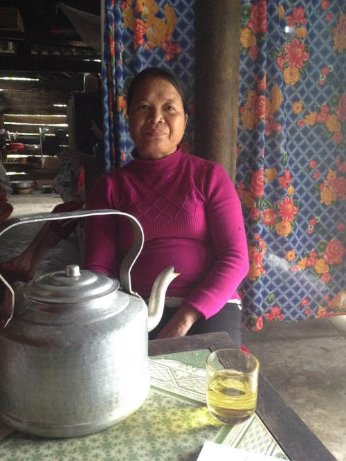 Người mẹ bất lực nhìn con bị bệnh tật quật ngã từng ngày