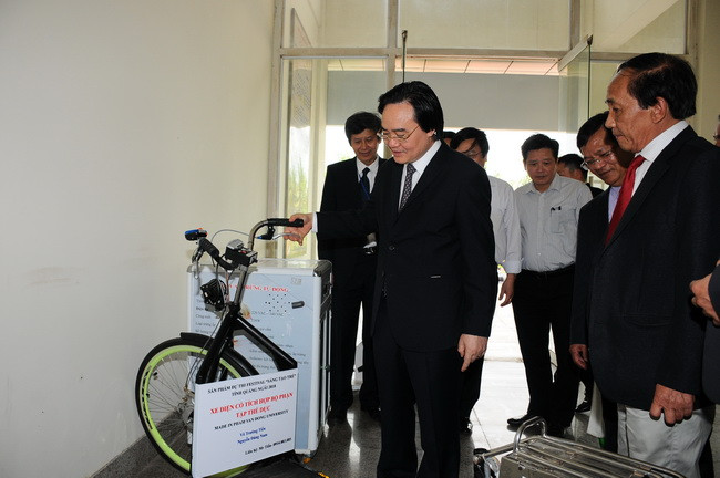 Bộ trưởng thăm mô hình xe đạp điện tích hợp thể dục của sinh viên nhà trường Bộ trưởng thăm mô hình xe đạp điện tích hợp thể dục của sinh viên nhà trường