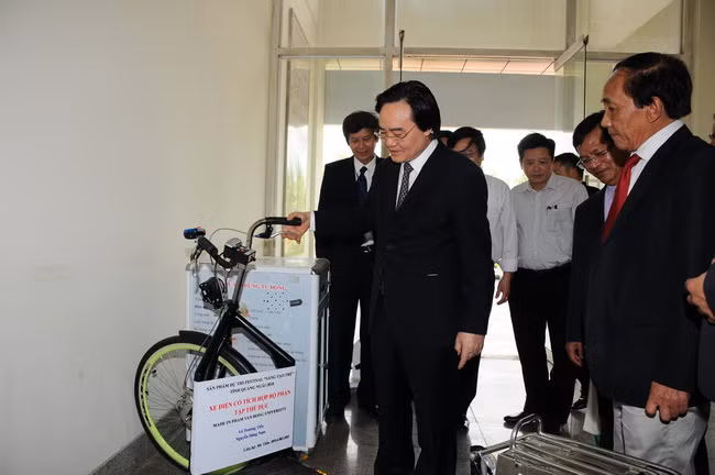 Bộ trưởng thăm mô hình xe đạp điện tích hợp thể dục của sinh viên nhà trường