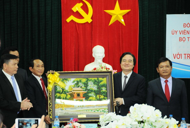 Bộ trưởng tặng cho Trường ĐH Phạm Văn Đồng bức tranh Khuê Văn Các - Quốc Tử Giám Bộ trưởng tặng cho Trường ĐH Phạm Văn Đồng bức tranh Khuê Văn Các - Quốc Tử Giám