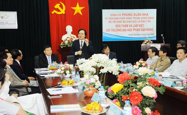 Bộ trưởng Phùng Xuân Nhạ nói chuyện với cán bộ, giảng viên nhà trường Bộ trưởng Phùng Xuân Nhạ nói chuyện với cán bộ, giảng viên nhà trường