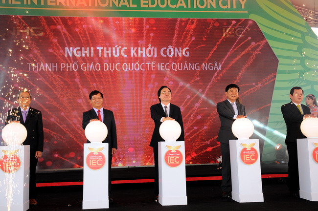 Bộ trưởng Phùng Xuân Nhạ, ông Lê Viết Chữ cùng các đại biểu ấn nút khởi công dự án Bộ trưởng Phùng Xuân Nhạ, ông Lê Viết Chữ cùng các đại biểu ấn nút khởi công dự án