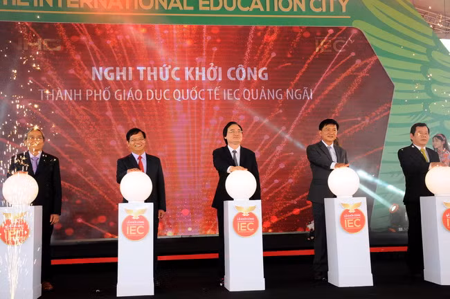 Bộ trưởng Phùng Xuân Nhạ, ông Lê Viết Chữ cùng các đại biểu ấn nút khởi công dự án Bộ trưởng Phùng Xuân Nhạ, ông Lê Viết Chữ cùng các đại biểu ấn nút khởi công dự án