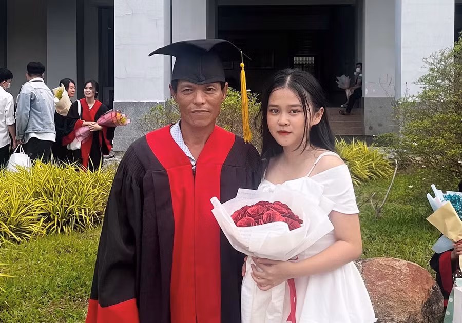 Cha Kim Thy mặc đồ cử nhân, chụp ảnh lưu niệm cùng con. Ảnh: MXH. 