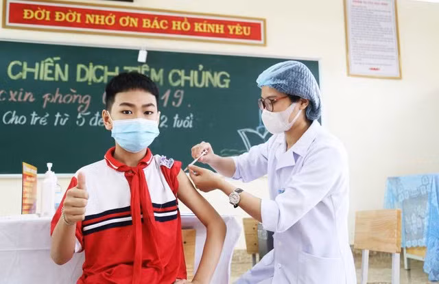 Tiêm vắc xin Covid-19 cho trẻ tại Trường THCS Trần Quốc Toản (TP Hạ Long, Quảng Ninh). Ảnh: VGP.