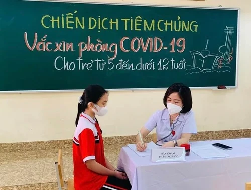 Cán bộ y tế tư vấn cho học sinh và phụ huynh đầy đủ trước khi tiêm. Ảnh: CDC Quảng Ninh.