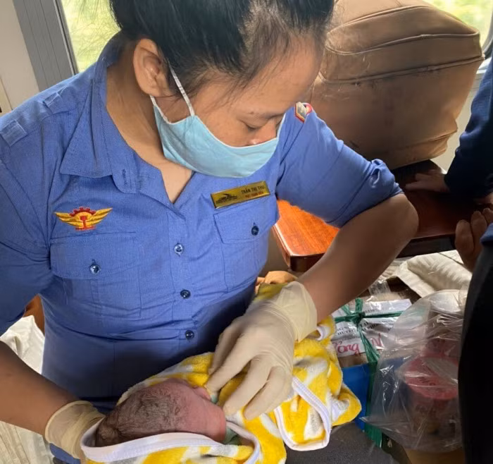 Nữ vệ sinh viên Trần Thị Thu trực tiếp hỗ trợ hành khách sinh con an toàn trên tàu SE8 sáng nay. Ảnh: BGT.