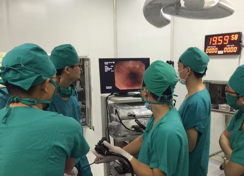 Bác sĩ tiến hành phẫu thuật lấy dị vật cho bệnh nhân. Ảnh: BV.