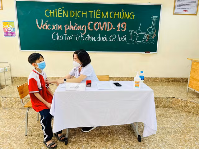 Quảng Ninh là địa phương đầu tiên trong cả nước triển khai tiêm vắc xin Covid-19 cho trẻ lớp 6. Ảnh: VGP.