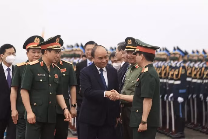 Chủ tịch nước Nguyễn Xuân Phúc, Chủ tịch Hội đồng Quốc phòng và an ninh, Thống lĩnh các Lực lượng vũ trang nhân dân, tới dự Lễ Xuất quân Đội Công binh số 1 và Bệnh viện dã chiến cấp 2 số 4 lên đường thực hiện nhiệm vụ gìn giữ hòa bình Liên Hiệp Quốc. Ảnh: Người Lao Động.