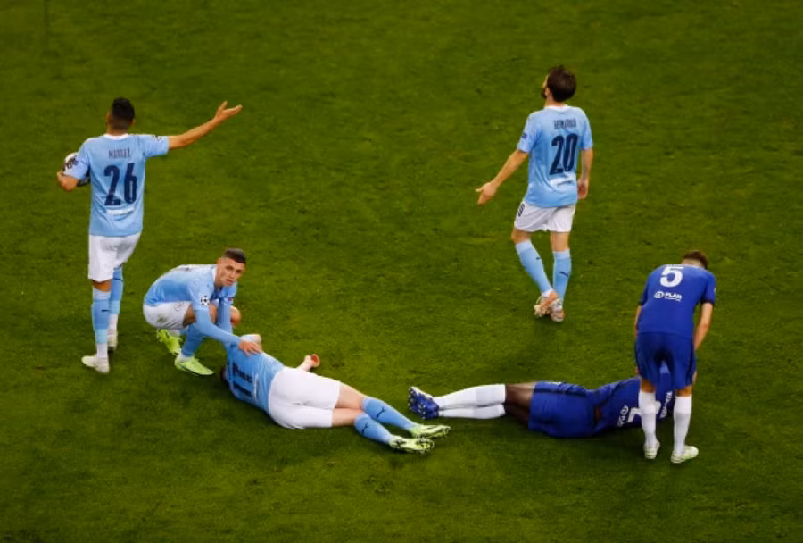 De Bruyne và Antonio Rudiger cùng nằm sân sau pha va chạm mạnh.