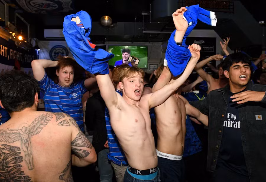 Người hâm mộ Chelsea tập trung tại các hàng quán ở London.