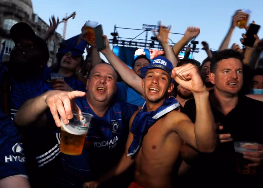 ư Người hâm mộ Chelsea tại Porto mừng chiến thắng của đội nhà.