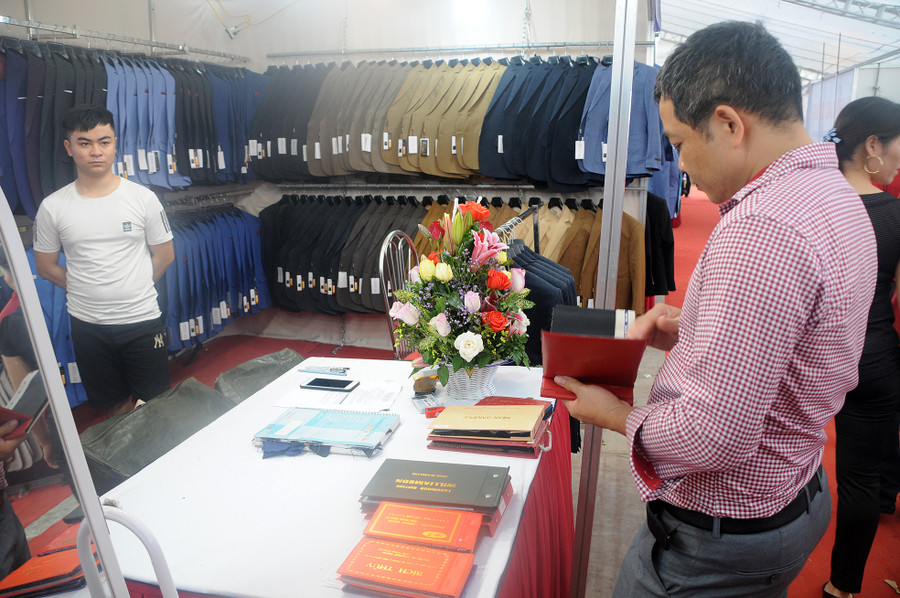 Không gian trưng bày tại Lễ hội vinh danh làng nghề may Vân Từ. Không gian trưng bày tại Lễ hội vinh danh làng nghề may Vân Từ.