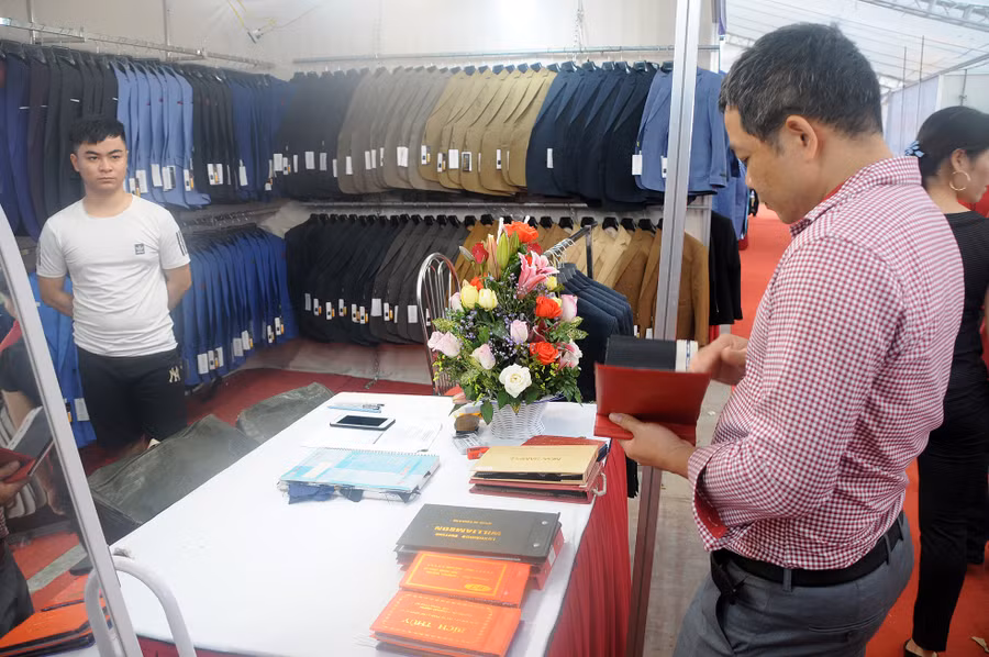 Không gian trưng bày tại Lễ hội vinh danh làng nghề may Vân Từ.