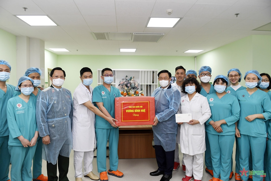 Chủ tịch Quốc hội Vương Đình Huệ thăm, tặng quà bệnh nhân tại Khoa hồi sức ngoại khoa và ghép tạng, Bệnh viện Trung ương Quân đội 108. Chủ tịch Quốc hội Vương Đình Huệ thăm, tặng quà bệnh nhân tại Khoa hồi sức ngoại khoa và ghép tạng, Bệnh viện Trung ương Quân đội 108.