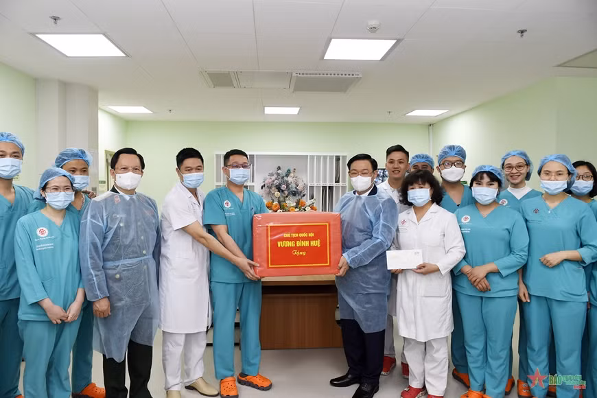 Chủ tịch Quốc hội Vương Đình Huệ thăm, tặng quà bệnh nhân tại Khoa hồi sức ngoại khoa và ghép tạng, Bệnh viện Trung ương Quân đội 108. Chủ tịch Quốc hội Vương Đình Huệ thăm, tặng quà bệnh nhân tại Khoa hồi sức ngoại khoa và ghép tạng, Bệnh viện Trung ương Quân đội 108.