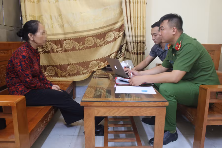 Lực lượng công an tiếp nhận trình báo của bị hại liên quan đến vụ việc tại trụ sở Công an xã Kỳ Bắc. (Ảnh: Tiến Hiệp).