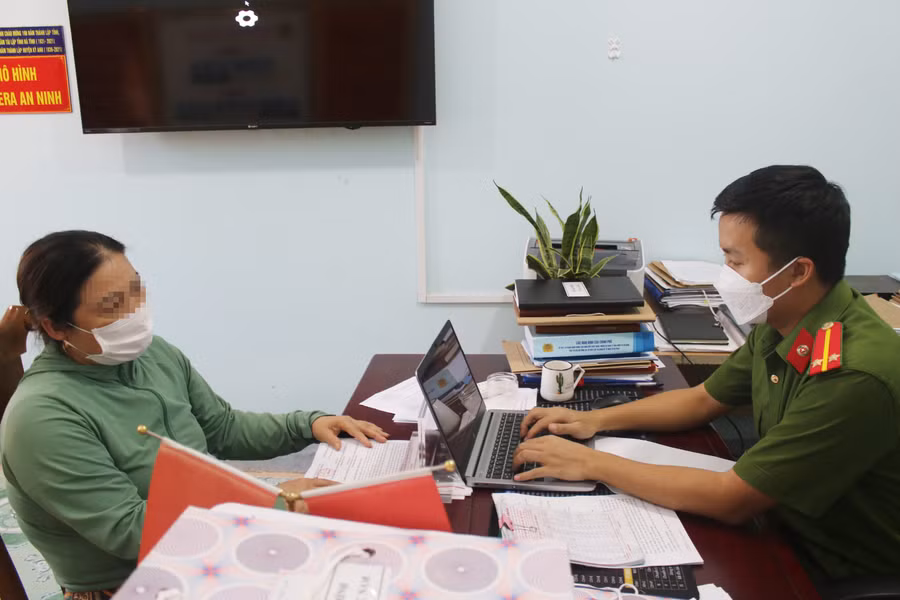 Theo số liệu tổng hợp ban đầu, khoảng 50 người dân đã đến 2 trụ sở công an xã để trình báo, tố cáo Hoàng Thị Thảo. (Ảnh: Tiến Hiệp).