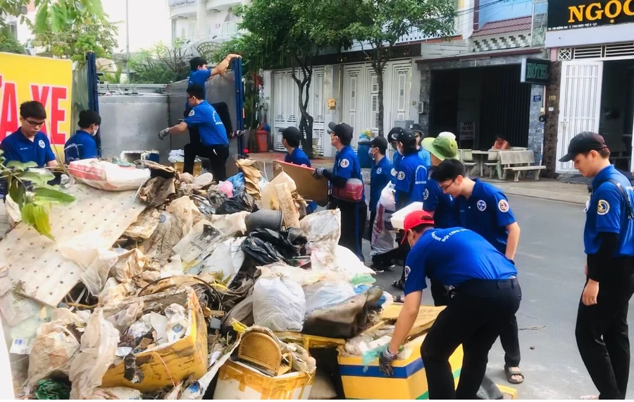 Sinh viên ĐH Giao thông Vận tải chung tay làm sạch môi trường 