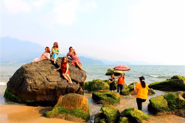 Du khách săn ảnh “lệ đá”.