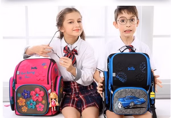 Học sinh cần đeo ba lô đúng cách để tránh tình trạng cong vẹo cột sống. Ảnh minh họa.