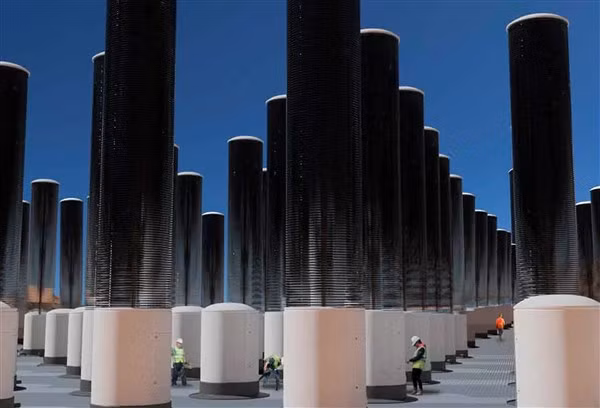 “Rừng” cây cơ học với các lớp đĩa hút CO2 trong không khí.