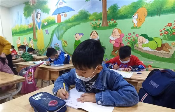 Học sinh ngồi học đúng tư thế để tránh bị cong vẹo cột sống. Ảnh minh họa.