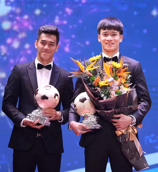 Hoàng Đức nhận danh hiệu Quả bóng vàng Việt Nam 2021 và Tiến Linh (bên trái) nhận danh hiệu Quả bóng đồng Việt Nam 2021.