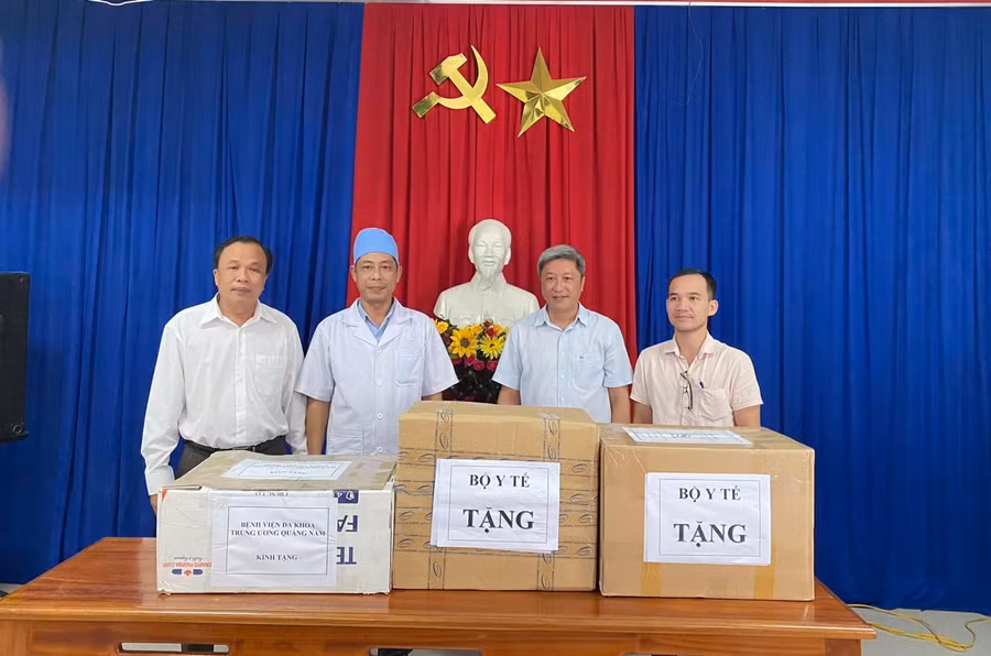 Thứ trưởng tặng ngành y tế Quảng Nam 25 bộ dụng cụ phòng, chống bão lụt, 500 nghìn viên xử lý nước Aquatabs. Ảnh: Bộ Y tế.