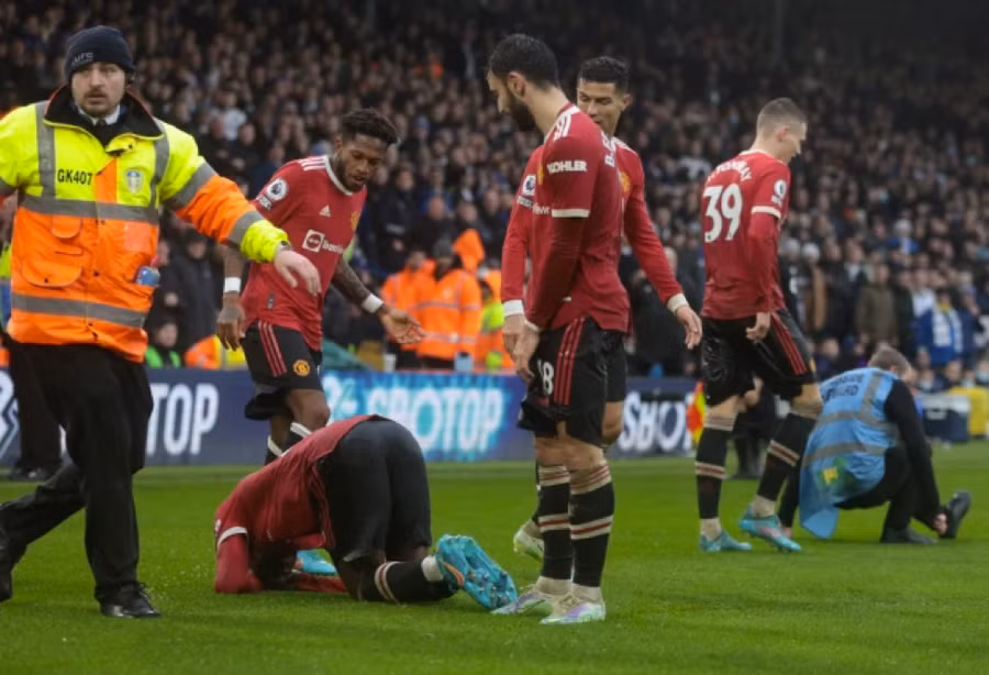 Elanga gục xuống sân sau khi dính "vật thể lạ" từ trên khán đài của Leeds Utd.