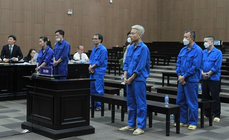 Các bị cáo tại phiên tòa sáng 6/6.