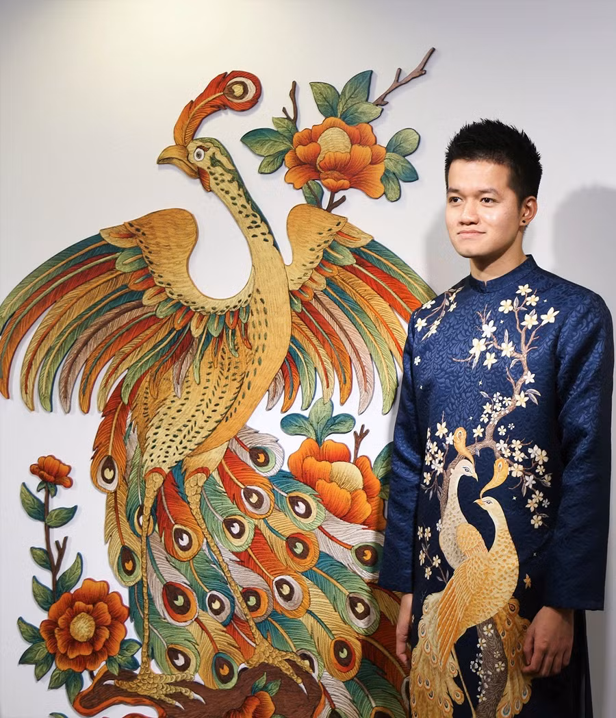 Họa sĩ Xuân Lam bên tác phẩm 'Thiên hạ thái bình'.