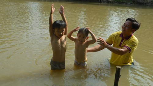 Kinh ngạc bé gái 3 tuổi có khả năng bơi như rái cá ảnh 2 Kinh ngạc bé gái 3 tuổi có khả năng bơi như rái cá - ảnh 1