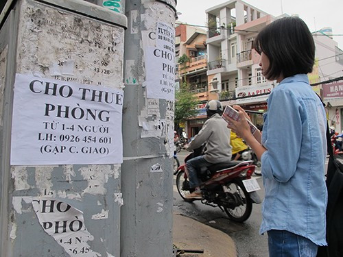 Nhiều sinh viên đã chọn cách rời khỏi nhà người thân ra ở trọ bên ngoài để giữ hòa khí. Nhiều sinh viên đã chọn cách rời khỏi nhà người thân ra ở trọ bên ngoài để giữ hòa khí.