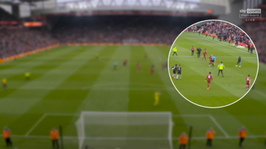 Trợ lý trọng tài Constantine Hatzidakis dường như đánh cùi chỏ vào Andy Robertson của Liverpool.