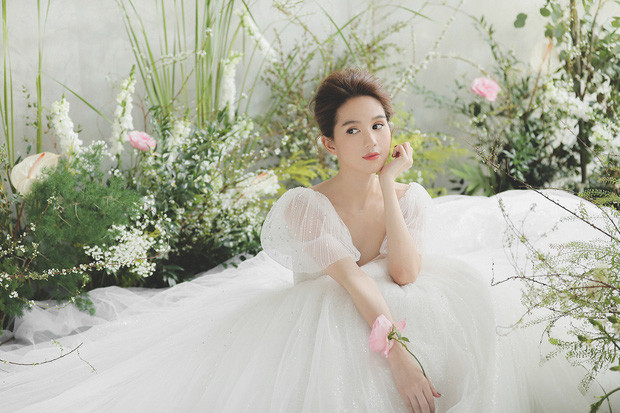 Ngọc Trinh tung bộ ảnh mặc váy cưới đẹp đến nao lòng