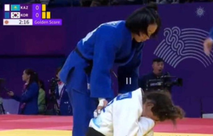 Võ sĩ người Kazakhstan ôm mặt quay đi và tỏ vẻ đau đớn. Võ sĩ người Kazakhstan ôm mặt quay đi và tỏ vẻ đau đớn.