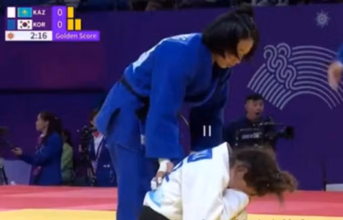 Võ sĩ người Kazakhstan ôm mặt quay đi và tỏ vẻ đau đớn.