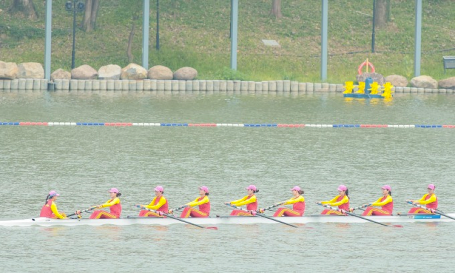 Đội rowing nữ Việt Nam giành thêm Huy chương Đồng thuyền tám người.