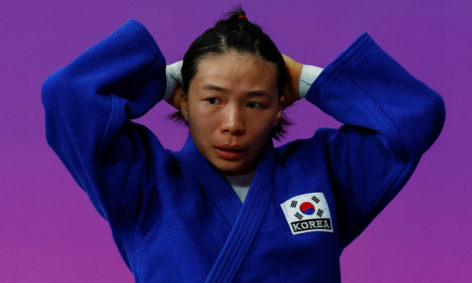 Võ sĩ Lee Hye-kyeong ôm đầu và bật khóc khi bị loại vì tát đối thủ tại ASIAD19. Võ sĩ Lee Hye-kyeong ôm đầu và bật khóc khi bị loại vì tát đối thủ tại ASIAD19.