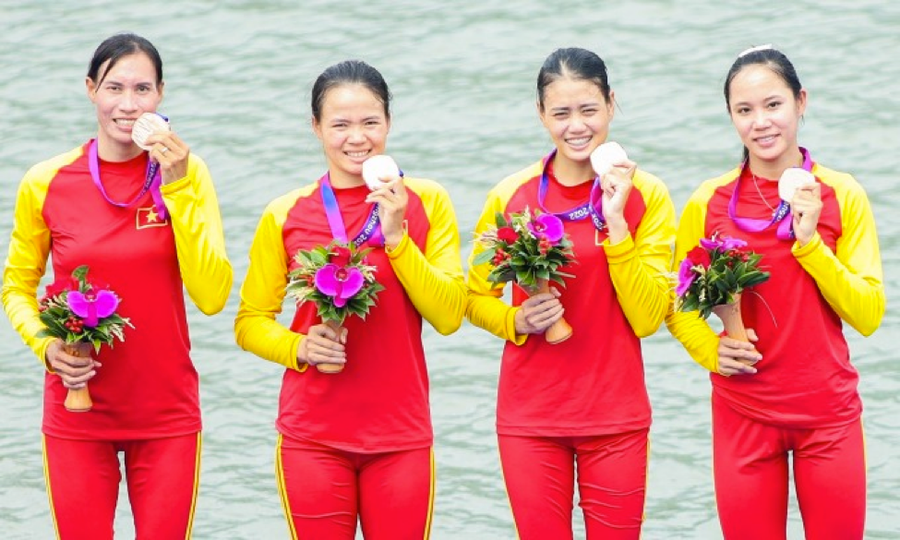 Từ trái sang: Phạm Thị Thảo, Nguyễn Thị Giang, Bùi Thị Thu Hiền và Lường Thị Thảo trên bục nhận Huy chương Đồng nội dung thuyền bốn nữ hạng nhẹ hai mái chèo sáng 25/9.