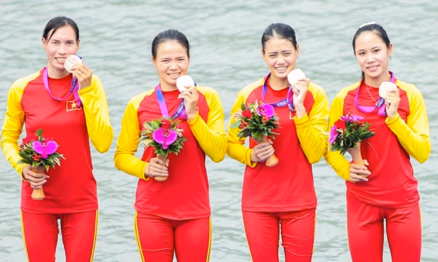 Từ trái sang: Phạm Thị Thảo, Nguyễn Thị Giang, Bùi Thị Thu Hiền và Lường Thị Thảo trên bục nhận Huy chương Đồng nội dung thuyền bốn nữ hạng nhẹ hai mái chèo sáng 25/9.