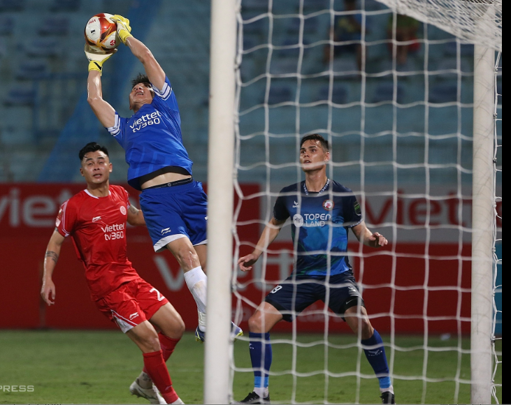 Thủ môn Văn Phong của Viettel FC mặc áo màu xanh gần giống màu áo của Bình Định. Ảnh: Hiếu Lương. Thủ môn Văn Phong của Viettel FC mặc áo màu xanh gần giống màu áo của Bình Định. Ảnh: Hiếu Lương.